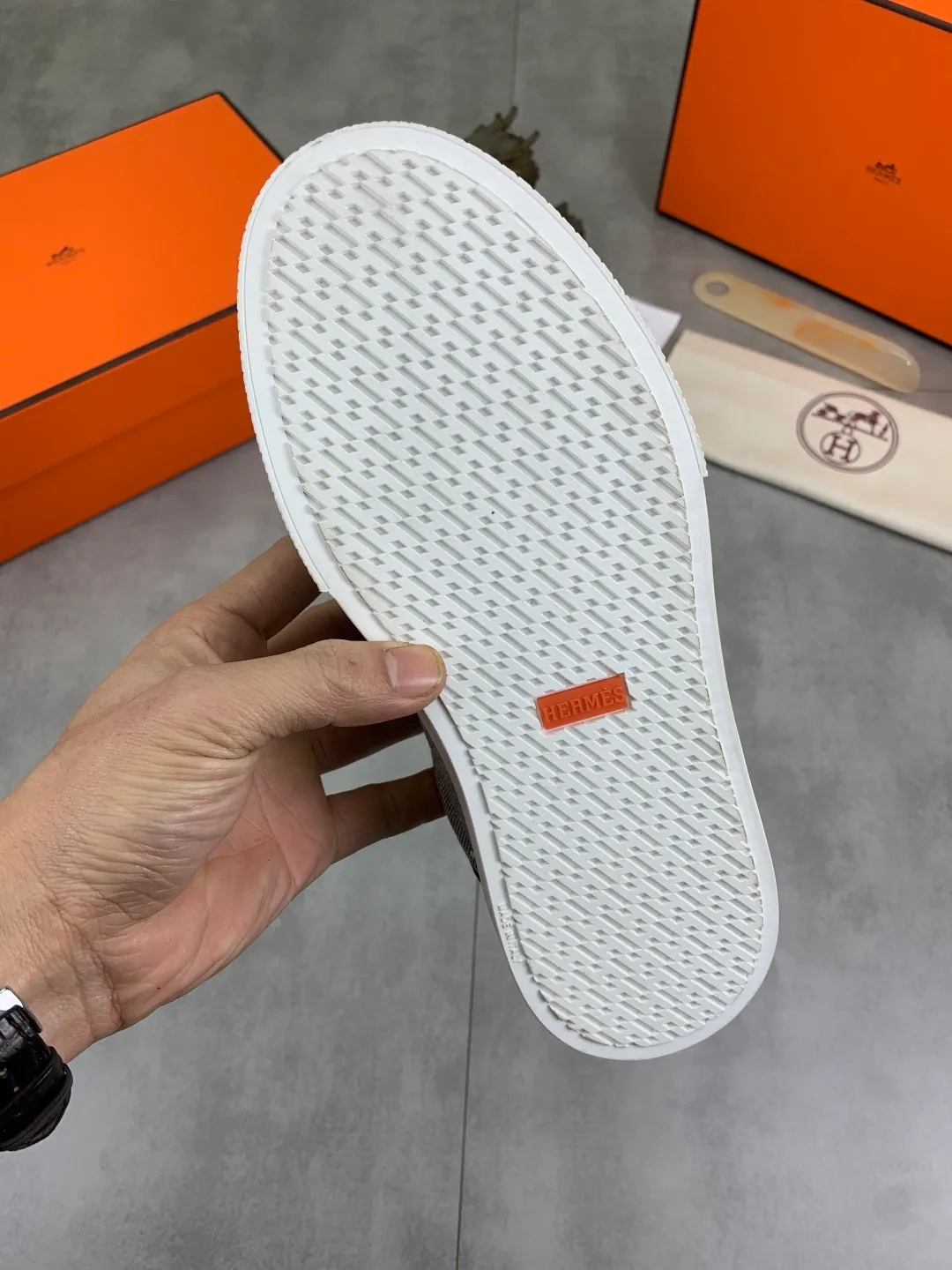 Men's men's shoes 💰P640 New Hermes top version Hermès classic couple style #𝐊𝐞𝐥𝐥𝐲 buckle casual white shoes skateboard shoes that will not conflict with shoes at all. Full of unknowns, Hermès rarely produces flat casual shoes and they are paired with classic palladium-plated Kelly shoe buckles! You'll fall in love with it at first sight. It's super versatile and can be worn with any skirt or pants. 🉑️Close your eyes and wear it. It's super noble. Fabric: Specific cowhide/canvas material. Lining: Sheepskin lining. Outsole: Original molded TPU outsole. Size: 35-45.